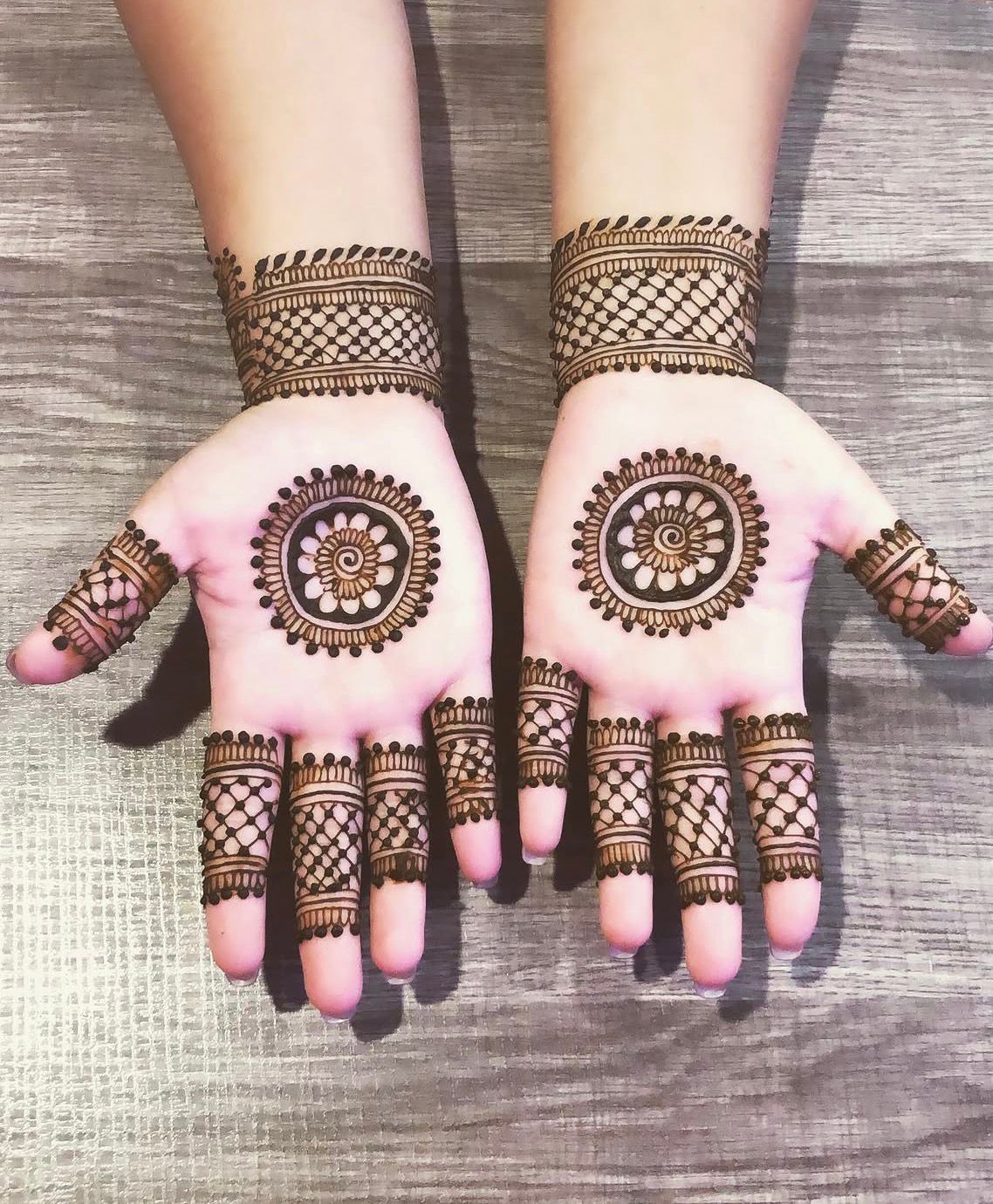 mehndi-circle-palm-design